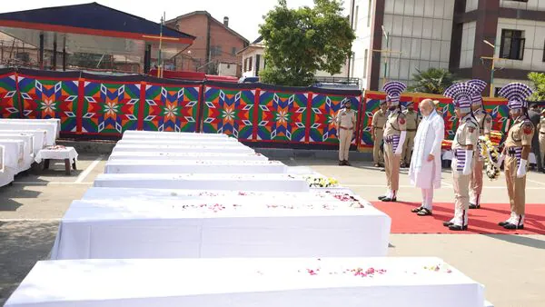 Home Minister Amit Shah paid last respects to the deceased of the Pahalgam terror attack in Srinagar.( )