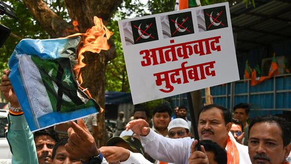 BJP minority cell workers protested against Pakistan at the BJP office, Nariman Point in Mumbai following the Pahalgam terror attack, during which they burned the Pakistan flag. (Hindustan Times)